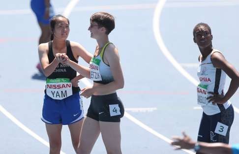 Yam shakes hands with German runner Claudia Nicoleitzik, who finished second in the race. Photo: HK Paralympic Committee