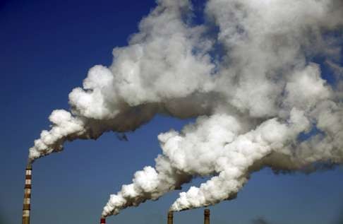 Smoke billows from the chimneys of a heating plant in Jilin, Jilin province on January 8, 2014. Photo: Reuters