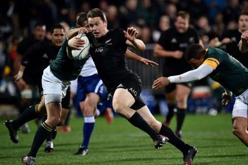 New Zealand's Ben Smith is tackled by South Africa's Bryan Habana and Juan de Jongh.