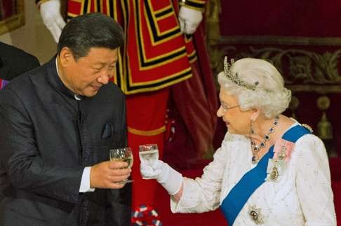 Chinese President Xi Jinping with Queen Elizabeth II at a state banquet at Buckingham Palace, London, during the first day of his state visit to Britain on October 20, 2015. Photo: Reuters