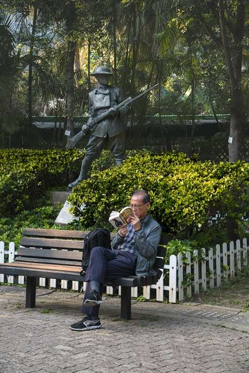 Man reading on a bench in Hong Kong, China, 2014. Photo: Steve McCurry