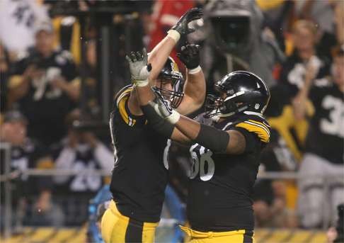 Steelers tight end Jesse James (L) celebrates with tackle Ryan Harris (68) after scoring a touchdown against the Chiefs. Photo: USA Today