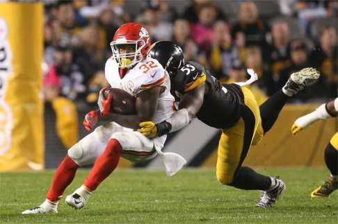 Kansas City running back Spencer Ware (32) carries the ball as Pittsburgh outside linebacker Arthur Moats (55) defends in the second quarter. Photo: USA Today