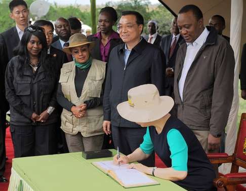 Chinese Premier Li Keqiang’s wife Cheng Hong signs a guest book flanked by (right to left) Kenya's President, Uhuru Kenyatta, Li Keqiang, Kenya’s first lady Margaret and Judy Wakhungu (L), Junior minister of Environment, Water, and Natural Resources, in May 2014. Photo: AFP