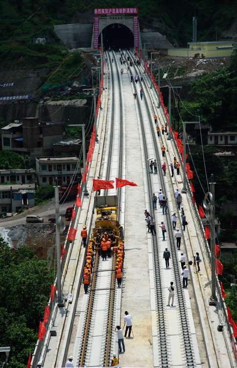 Workers on the Shanghai-Kunming high-speed railway line, in southwest China's Guizhou Province in May. Photo: Xinhua