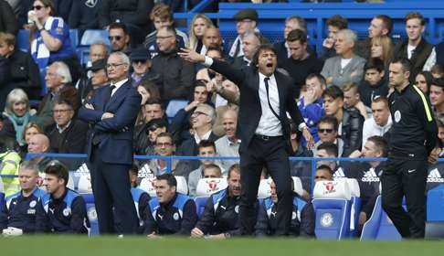 Antonio Conte (right) and Leicester City's manager Claudio Ranieri. Photo: AP