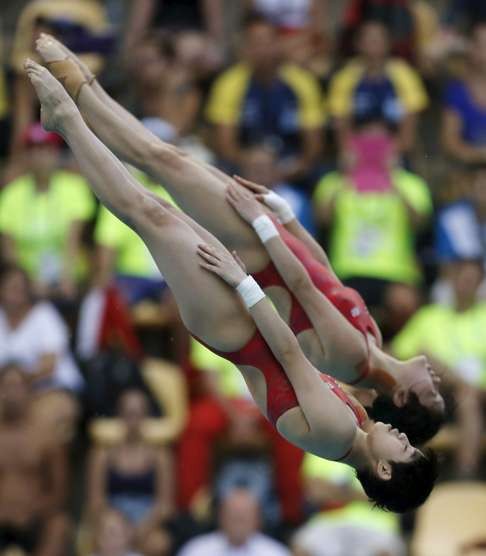 Chen Ruolin and Liu Huixia of China compete in the women's 10m synchro platform final at the 2016 FINA Diving World Cup in Rio de Janeiro, Brazil, February 19, 2016. The 2016 FINA Diving World Cup is a test event for Rio 2016 Olympic Games. REUTERS/Sergio Moraes