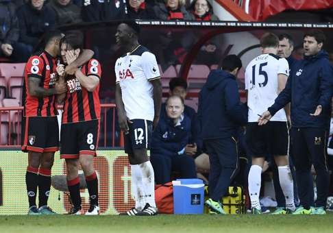 Mauricio Pochettino looks on as Bournemouth's Harry Arter holds his face. Photo: Reuters