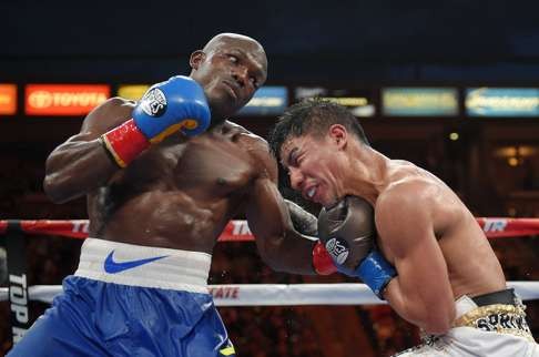Timothy Bradley connects with Jessie Vargas during their bout for the WBO title in June 2015, Photo: AP