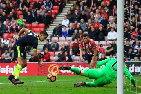 Arsenal's Chilean striker Alexis Sanchez scores his side’s fourth goal. Photo: AFP