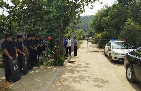 Police and zoo staff cordon off the park. The missing tiger was found hiding among long grass inside the zoo grounds. Photo: SCMP Pictures