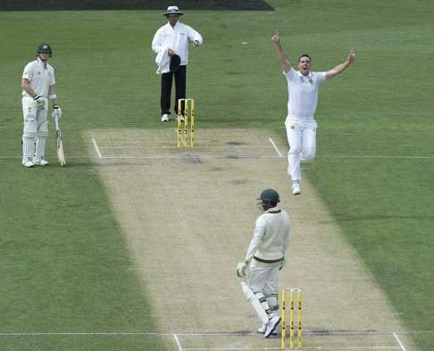 South African bowler Kyle Abbott reacts after dismissing Australian batsman Usman Khawaja. Photo: EPA