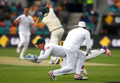 South Africa’s Kyle Abbott watches as teammate and wicketkeeper Quinton de Kock takes a catch to dismiss Australia’s Mitchell Starc. Photo: Reuters