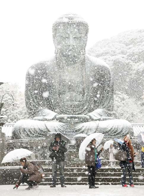The Great Buddha of Kamakura in Kanagawa Prefecture, near Tokyo, is covered with a thin layer of snow on the morning of Nov. 24, 2016, the day when the Japanese capital had snowfall in November for the first time in 54 years. (Kyodo) ==Kyodo