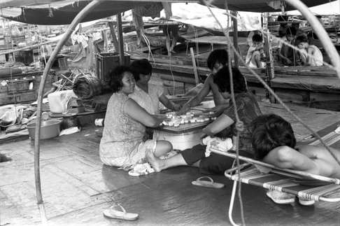Boat dwellers playing mahjong at the Aberdeen Typhoon Shelter in 1977. Photo: C.Y. Yu