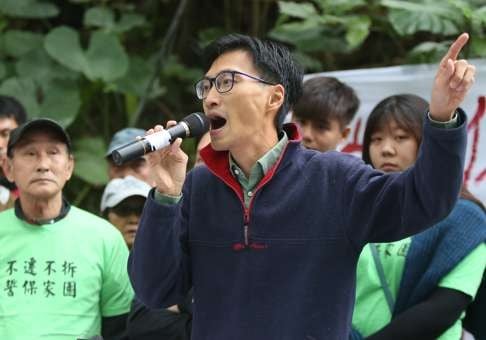 Eddie Chu voices support for villagers who blocked the village entrance so government officials could not enter, as they protested against repossession of their land in Wang Chau, Yuen Long, on November 11. Photo: Xiaomei Chen