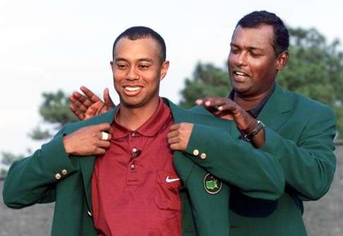 Woods receives his second green jacket from 2000 Masters Champion Vijay Singh in 2001. Photo: AFP