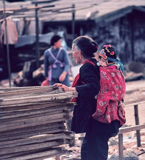 A Hakka grandmother and child in Tai Po in 1972. Photo: Keith Macgregor