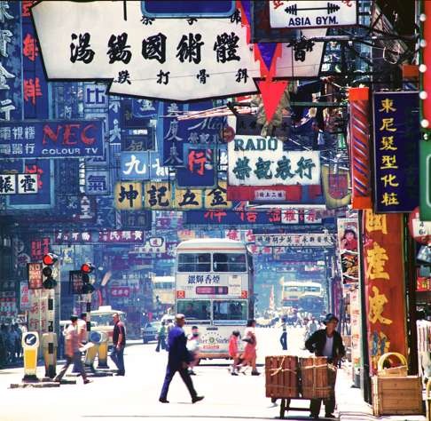 A white bus pulls up at traffic lights in Shanghai Street, Kowloon, in 1982. Photo: Keith Macgregor