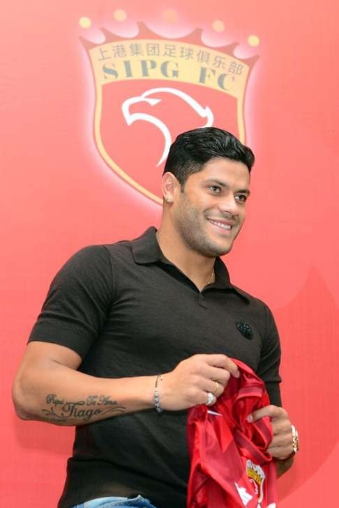 Brazilian Hulk poses with his new jersey after joining Shanghai SIPG. Photo: AFP