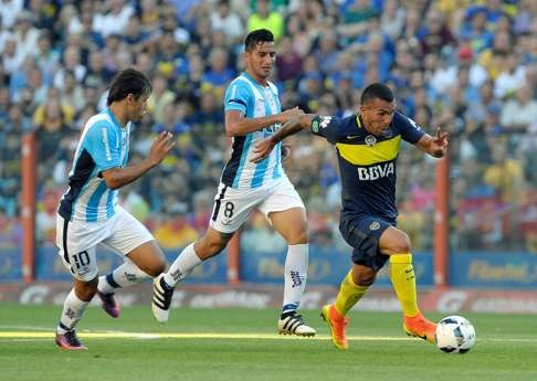 Carlos Tevez (right) playing for Boca Juniors. Photo: AFPI
