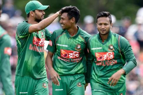 Bangladesh's Mustafizur Rahman (centre) celebrates with teammates Mashrafe Mortaza (left) and Shakib Al Hasan. Photo: AFP