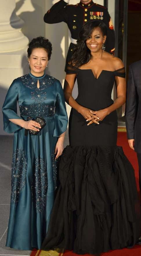 Chinese first lady Madame Peng Liyuan and Michelle Obama, wearing Vera Wang, at the White House in 2015. Photo: Reuters