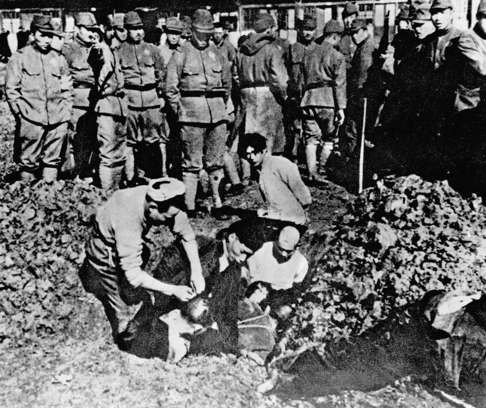 Japanese troops bury Chinese alive during the Nanjing Massacre in 1937. Photo: Xinhua