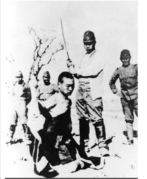 A Japanese soldier prepares to behead a Chinese prisoner of war in Nanjing in 1937. Photo: Xinhua