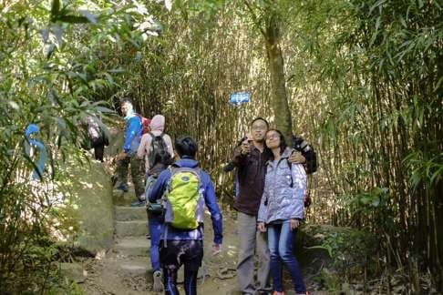 A couple pose for a selfie, as hikers begin their Dragon's Back walk in Shek O. Photo: Antony Dickson