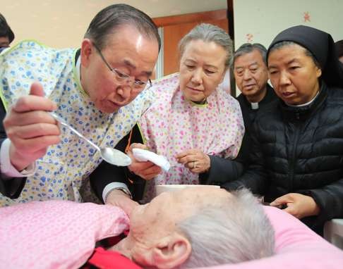 Ban Ki-moon feeds a elderly woman at a social welfare facility in Eumseong, South Korea. Photo: Reuters