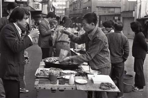 Hawkers in 1978 selling fried bean curd, fried fish balls and fried green chilis on a Quarry Bay street. Photo: Sam Chan