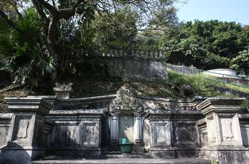 A grave at the Chiu Yuen Eurasian cemetery in Pok Fu Lam. Photo: James Wendlinger