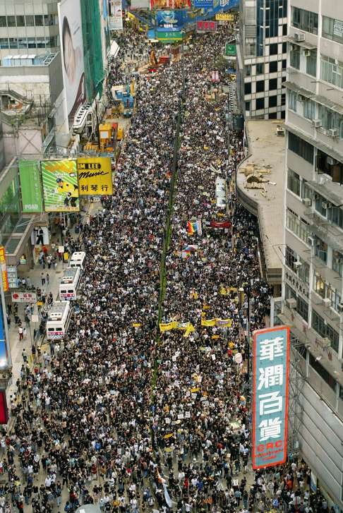 Crowds in Causeway Bay take part in a 500,000-strong rally from Victoria Park to the Hong Kong government headquarters in protest against Article 23, on July 1, 2003. Photo: Edward Wong
