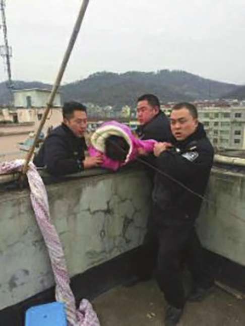Police officers pull the woman to safety. Photo: Sohu.com