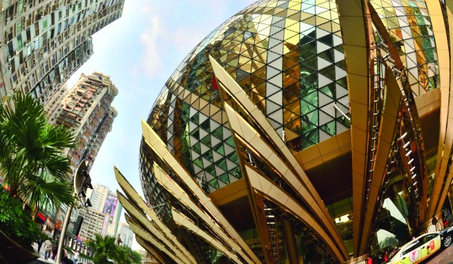 Next to Hotel Lisboa, Grand Lisboa was opened in 2008. Many young locals prefer lucrative casino work, causing a shortage of human resources for non-casino-related companies.