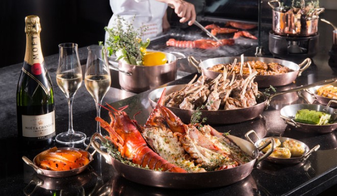 Enjoy an expansive spread of seafood, meats and gourmet delights prepared by an award-winning team of chefs at Belon, Macau. 