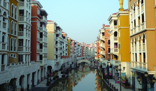 China’s carbon-copy of Venice offers Italian-inspired, la dolce vita living in townhouses overlooking a network of manmade canals on which “gondoliers” navigate gondolas under stone bridges. Photo credit: Bianca Bosker