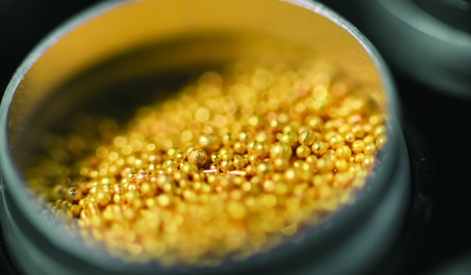 To prepare the granule supply, the craftsman carefully cuts small pieces from a gold filament. 