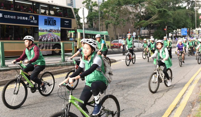 Hundreds of the PolyU community cycled in the centre of Kowloon to promote green living. 