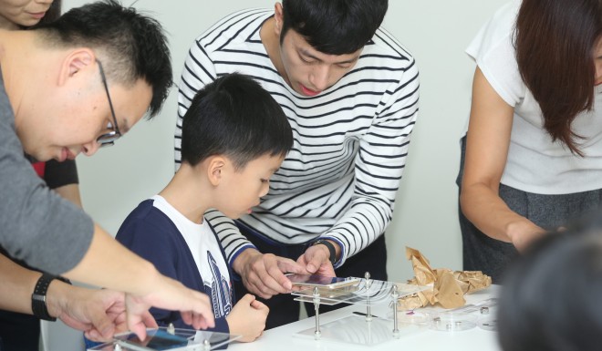 Kids learn how to transform their smart phones into a microscope through DIY.