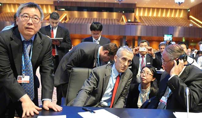 Su Wei (left) and US negotiator Todd Stern (centre) at the UN conference in Doha in 2012. Photo: SCMP Pictures