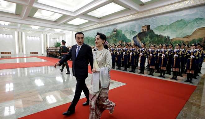 Premier Li Keqiang and Myanmar State Counsellor Aung San Suu Kyi at a welcoming ceremony in the Great Hall of the People in Beijing on August 18. Photo: Reuters