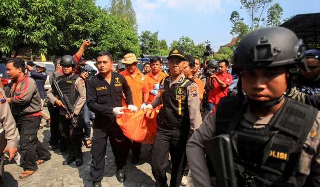 Police remove the body of a suicide bomber from the scene of an attack in Solo, Indonesia, July 5, 2016. Photo: Reuters