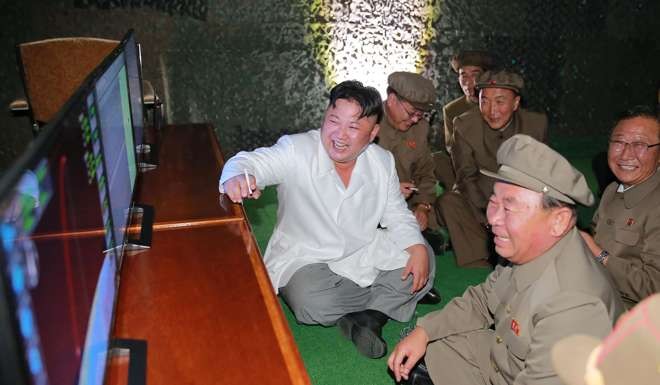 This undated picture released from North Korea's official Korean Central News Agency (KCNA) on August 25, 2016 shows North Korean leader Kim Jong-un (C) inspecting a test-fire of strategic submarine-launched ballistic missile at an undisclosed location. Photo: AFP