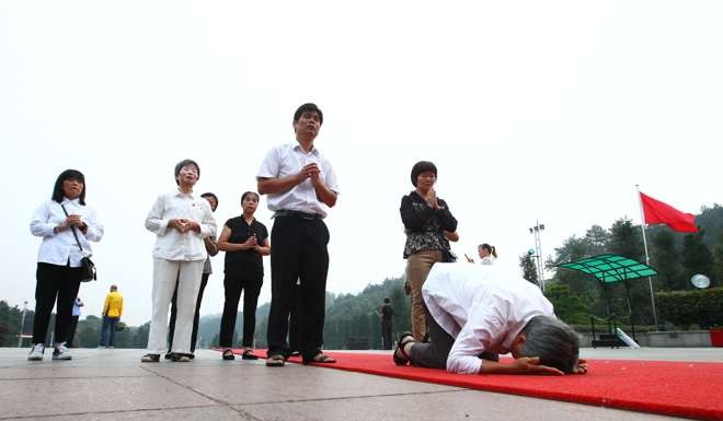 People bow in front of the statue of Mao Zedong in Shaoshan on Friday. Photo: Simon Song