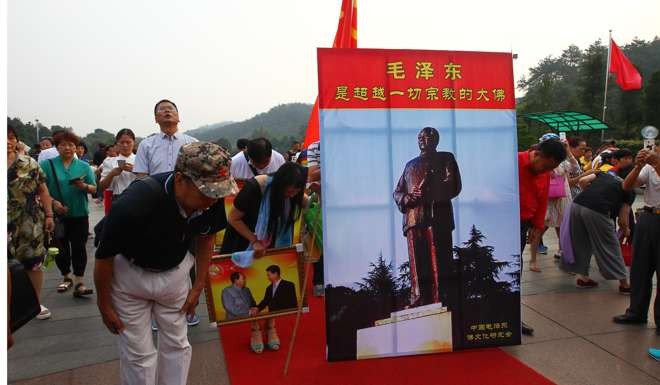 People bow in front of the statue of Mao Zedong in Shaoshan on Friday. Photo: Simon Song