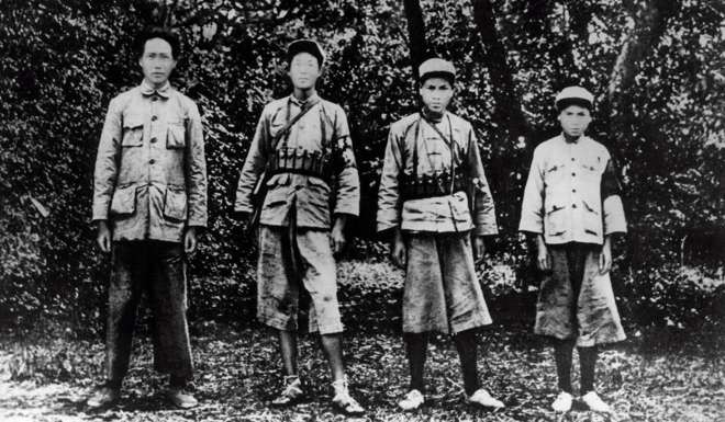 A picture from 1931 shows Mao Zedong (left) with young soldiers of the Red Army in Ruijin, Jiangxi Province. Photo: Xinhua