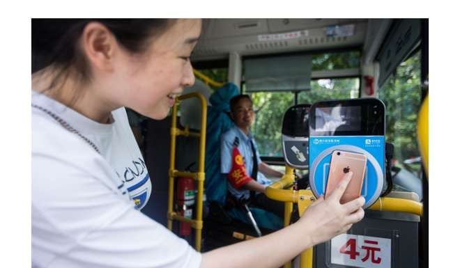 A woman uses Alipay for payment on a bus in Hangzhou, capital city of east China's Zhejiang Province, Photo: Xinhua