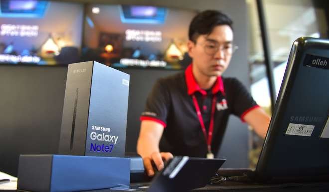 A South Korean employee works to provide replacement Samsung Galaxy Note7 smartphones at a telecommunications shop in Seoul, Photo: AFP